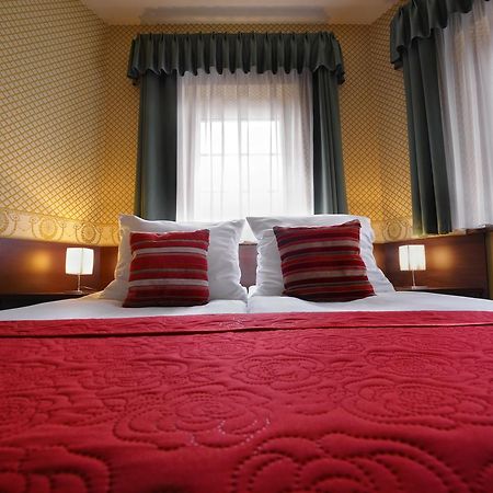 Noclegi I Restauracja Zodiak Szalsza Экстерьер фото